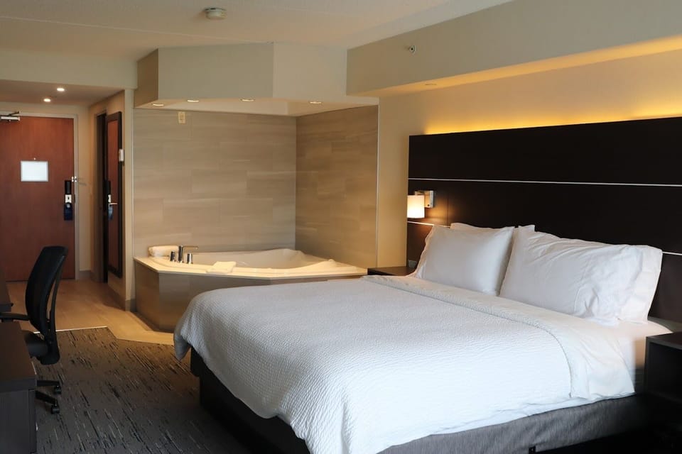 Standard Room, 1 King Bed with Sofa bed, Jetted Tub | Bathroom | Shower, hair dryer, towels