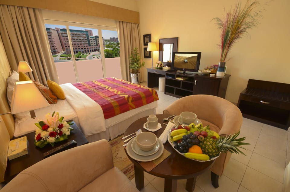 Standard Studio, 1 King Bed | In-room safe, desk, iron/ironing board, free cribs/infant beds
