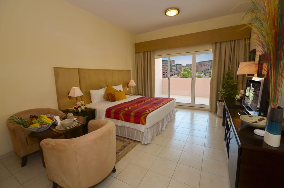 Standard Studio, 1 King Bed | In-room safe, desk, iron/ironing board, cribs (free)