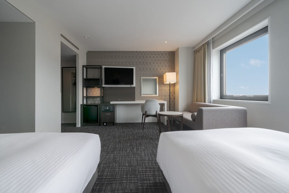 Premier Deluxe Twin Room, High Floor, Non Smoking (Lounge Access) | In-room safe, iron/ironing board, free WiFi, bed sheets