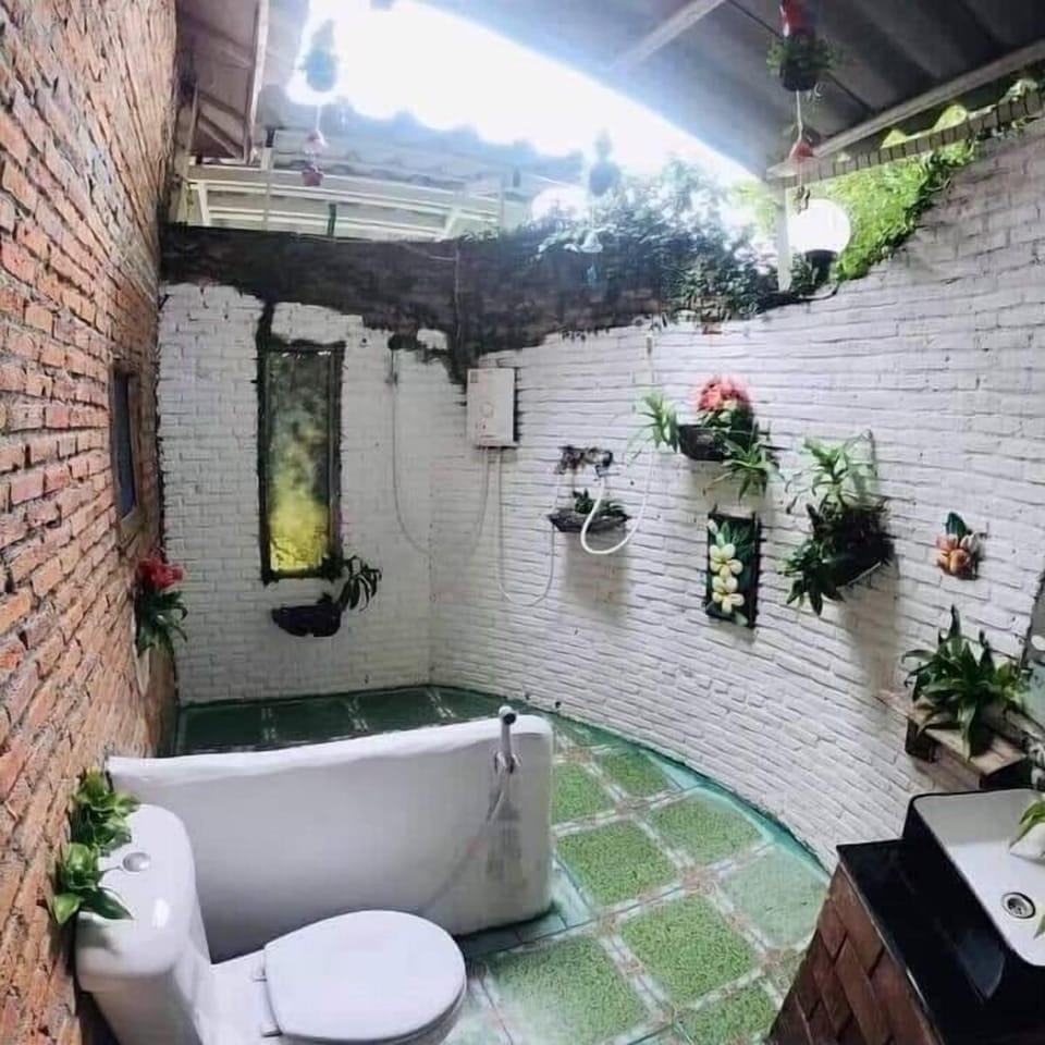 Shower, free toiletries