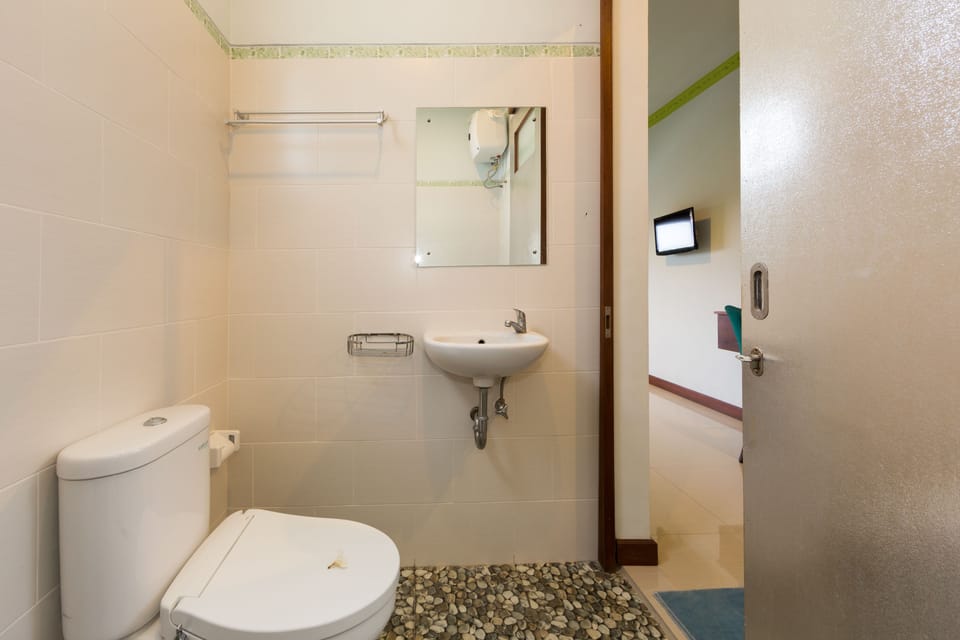 Deluxe Room, 1 Double Bed, Garden View | Bathroom | Shower, free toiletries, towels