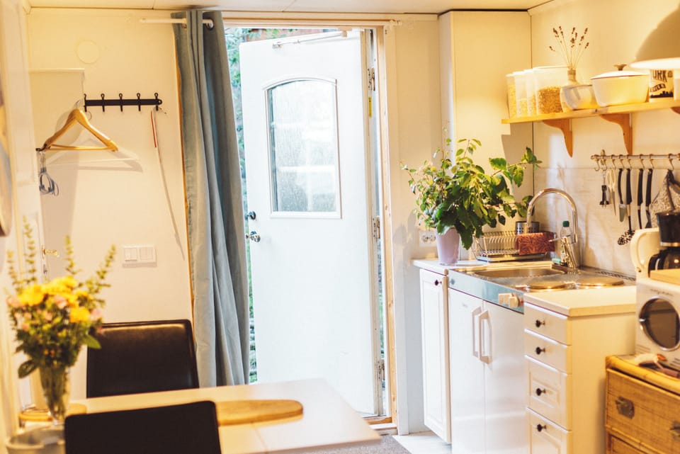 Small Twin Studio | Private kitchen | Mini-fridge, microwave, stovetop, coffee/tea maker