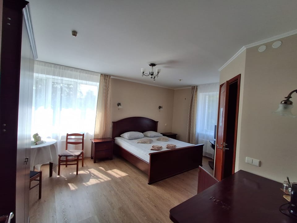 Deluxe Double Room, 1 King Bed | Free WiFi, bed sheets