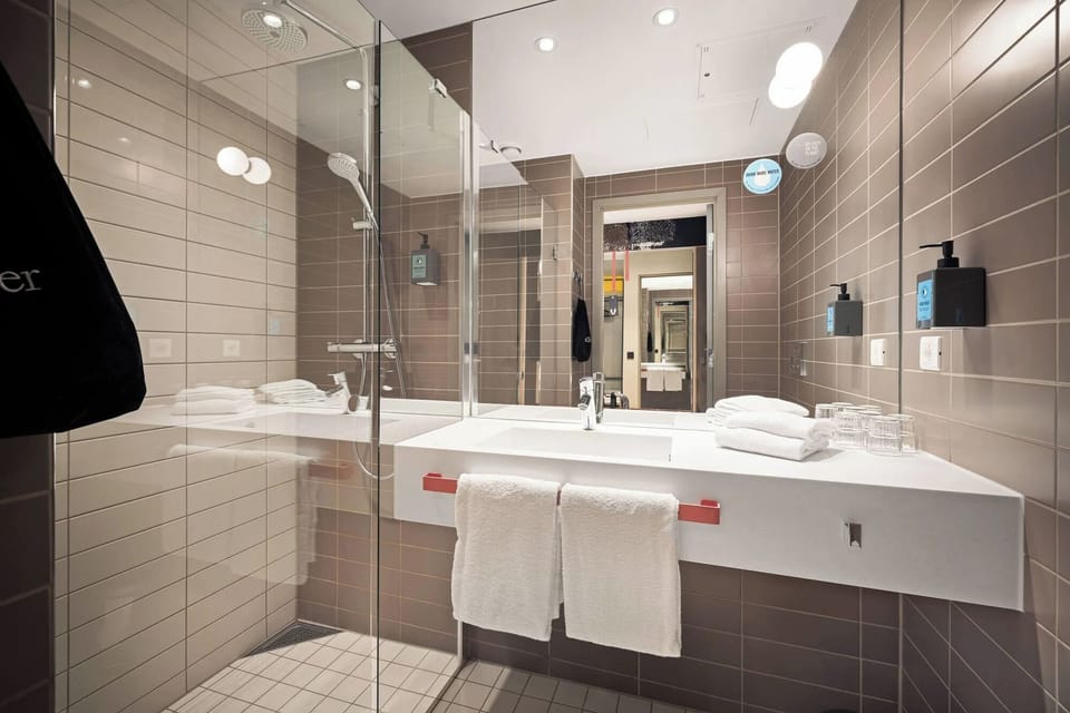 Superior Room, 1 Double Bed, Non Smoking | Bathroom | Shower, rainfall showerhead, hair dryer, towels