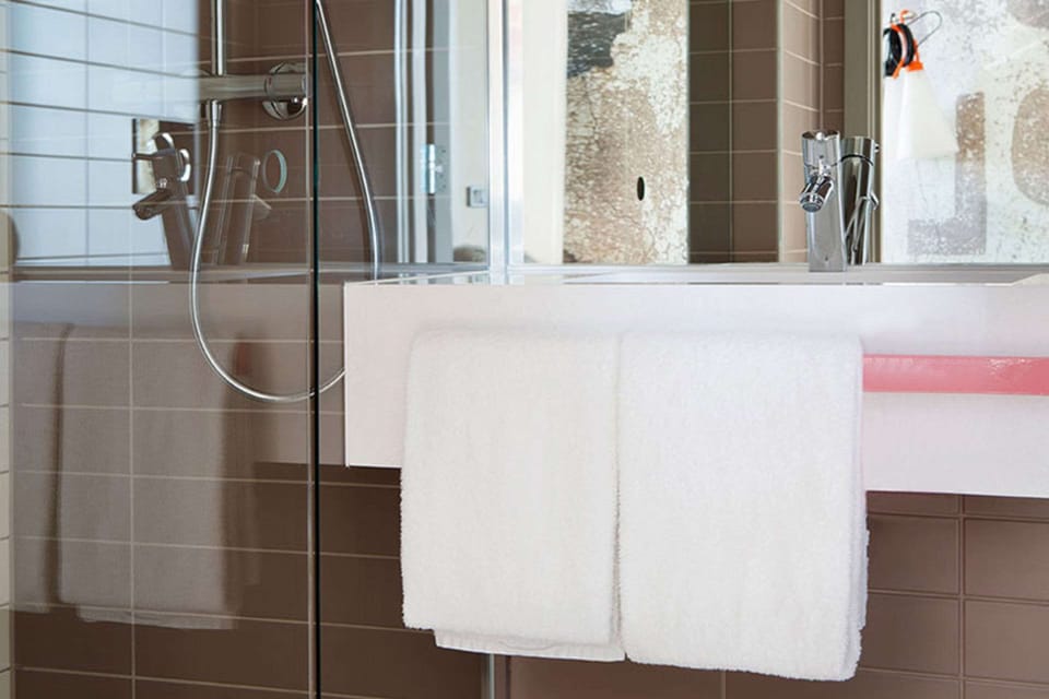 Standard Room, 2 Twin Beds, Accessible, Non Smoking | Bathroom | Shower, rainfall showerhead, hair dryer, towels