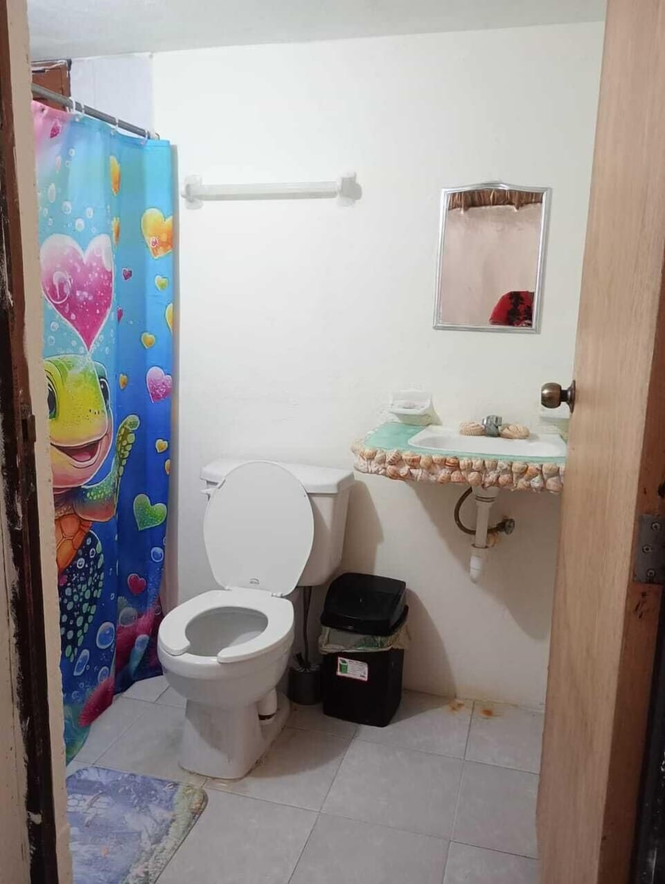 Traditional Cabin, 1 Double Bed, Garden View, Garden Area | Bathroom | Shower, free toiletries, towels