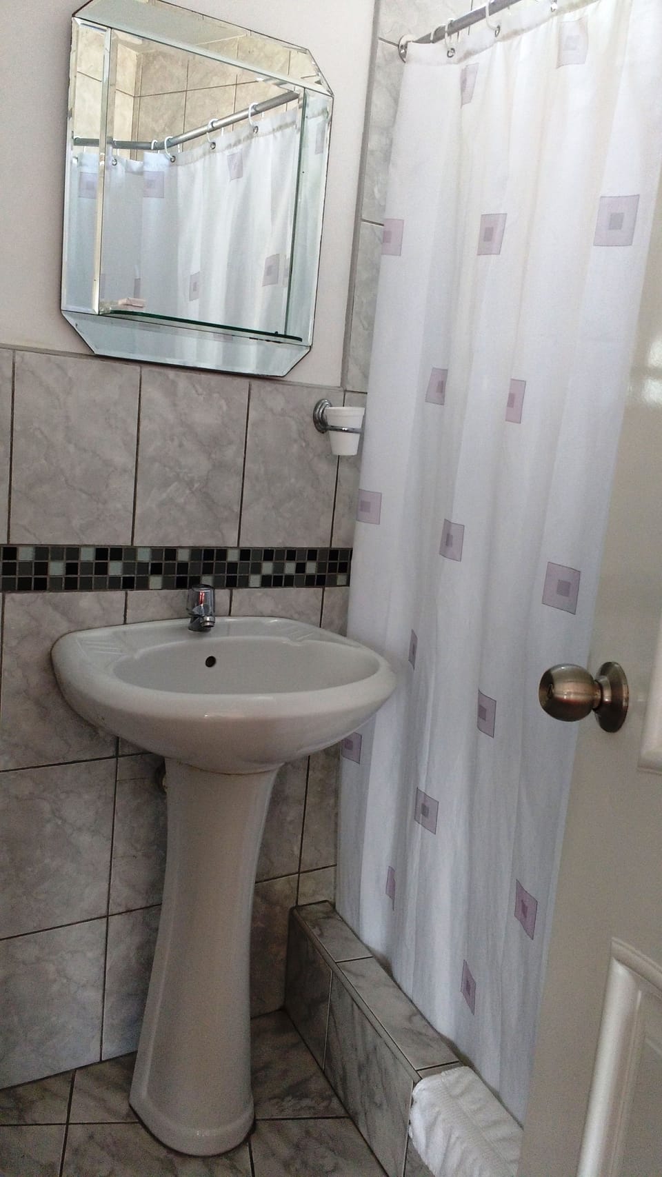 Single Room | Bathroom | Shower, free toiletries, towels