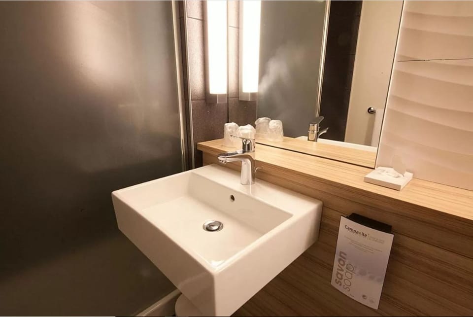 Combined shower/tub, eco-friendly toiletries, hair dryer, towels