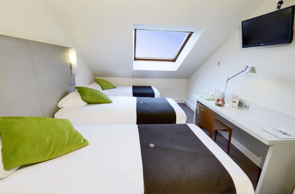 Standard Room, 3 Twin Beds | Room amenity