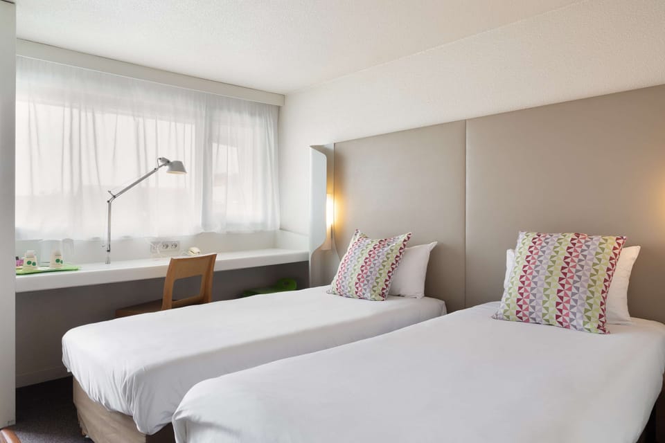 Standard Room, 2 Twin Beds | Premium bedding, laptop workspace, soundproofing, iron/ironing board