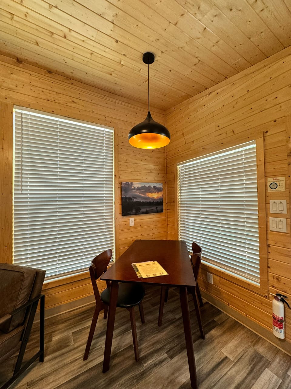 Deluxe Cabin, 1 Queen Bed, Non Smoking, Garden View | Living area