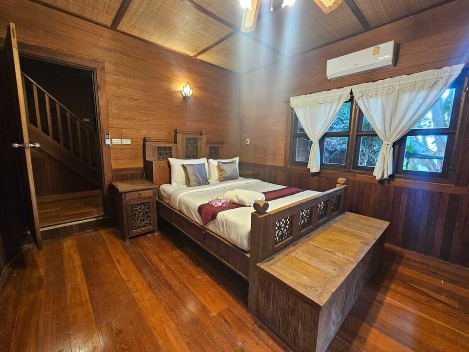 Executive Studio Suite | Desk, WiFi (free), bed sheets