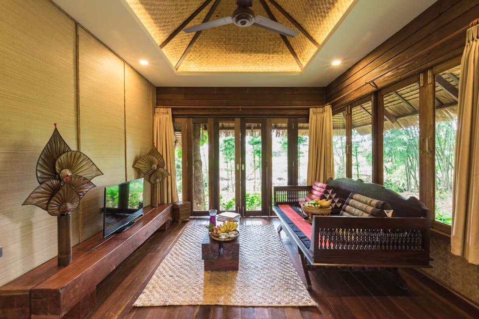 Suite Cottage | Living room | 32-inch LCD TV with cable channels, TV