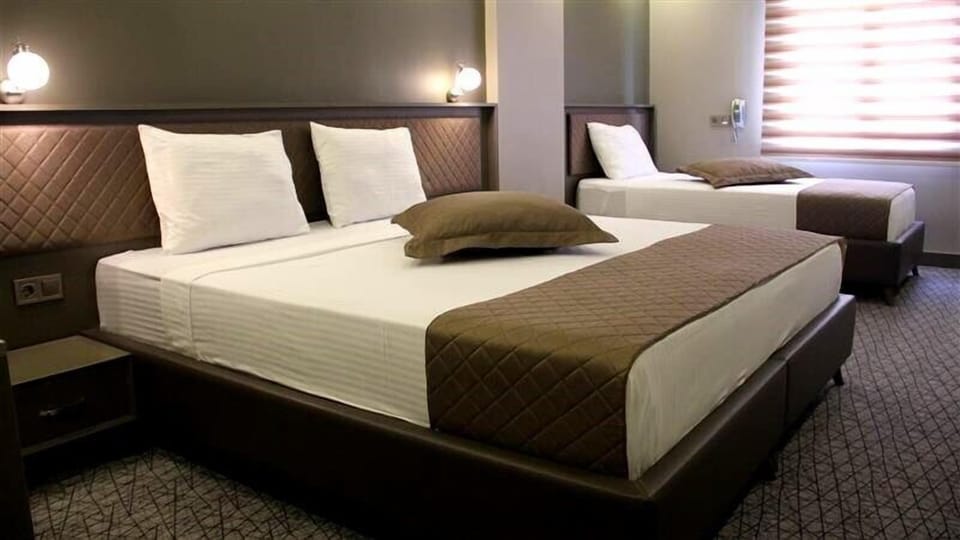 Triple Room | Minibar, desk, blackout drapes, soundproofing