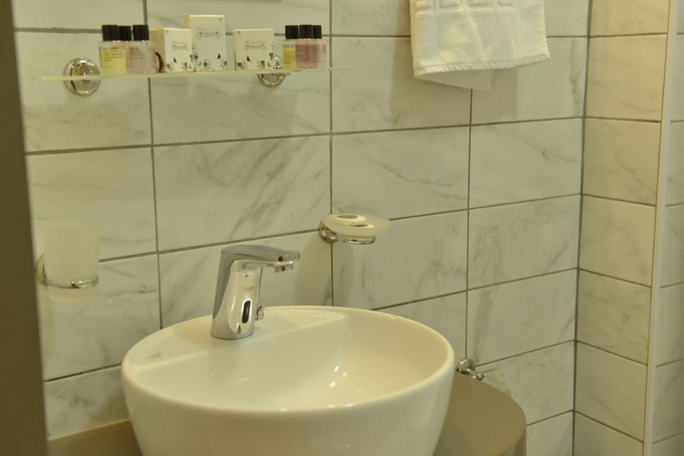 Bathroom sink