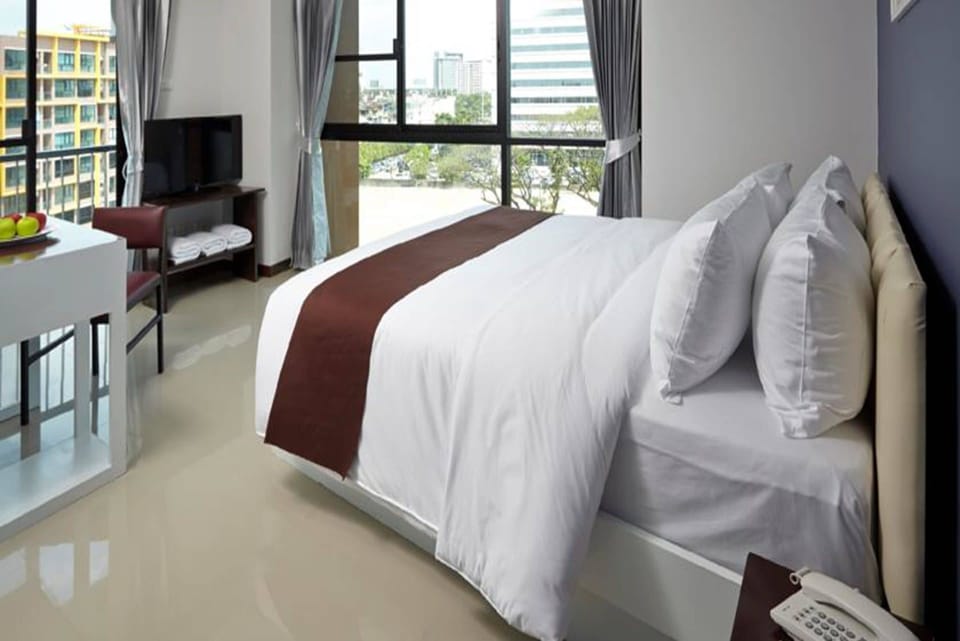 Desk, blackout drapes, free WiFi, bed sheets