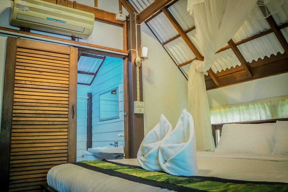 Bungalow | Bathroom | Shower, free toiletries, hair dryer, bidet