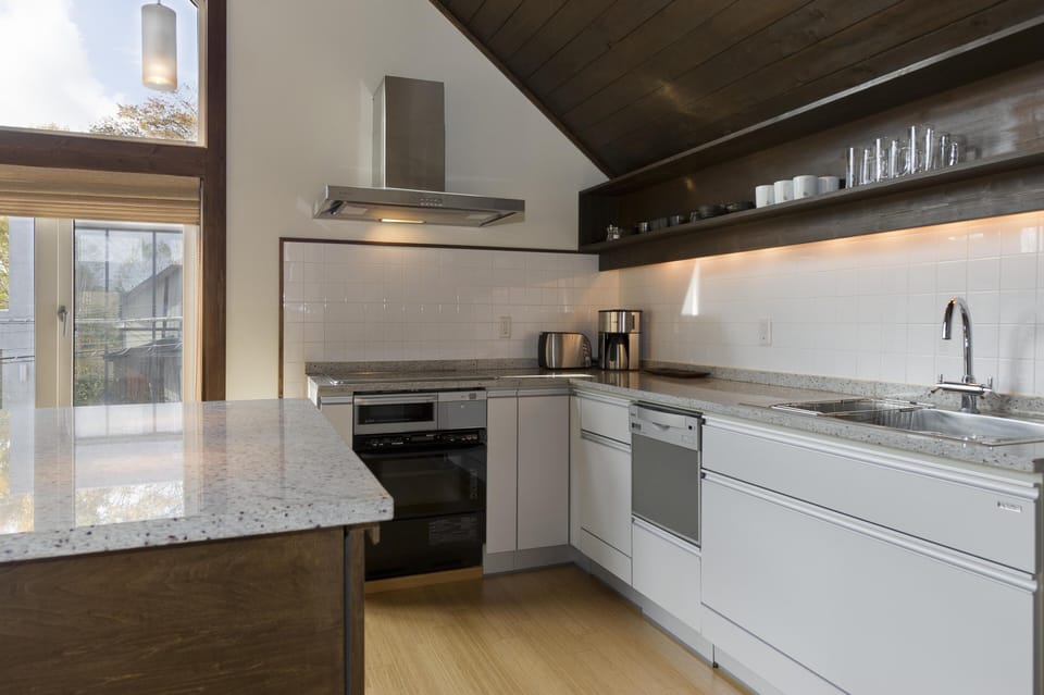 House, 3 Bedrooms | Private kitchen | Fridge, microwave, oven, stovetop
