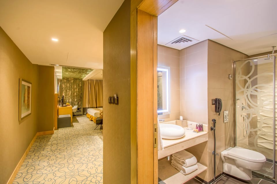 Deluxe Double Room, 1 King Bed | Minibar, in-room safe, desk, soundproofing