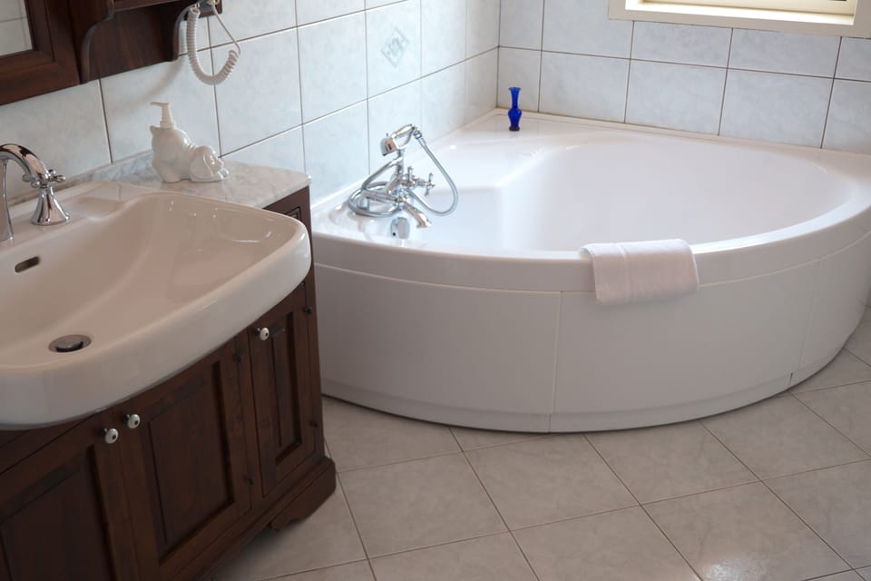 Triple Room (Demetra) | Bathroom | Free toiletries, hair dryer, bidet, towels