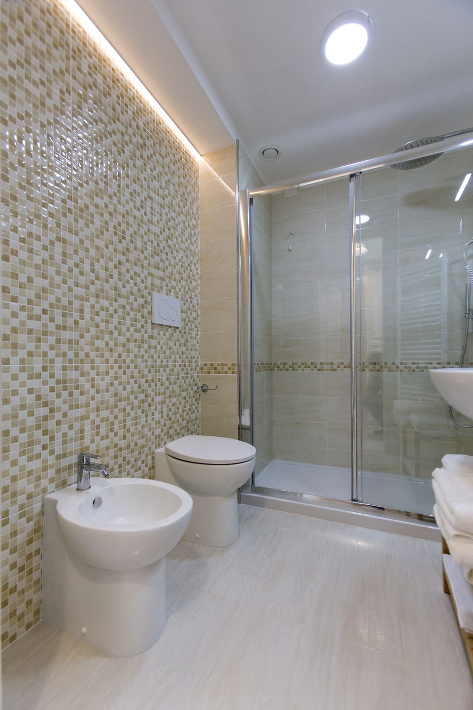 Superior Double or Twin Room | Bathroom | Shower, rainfall showerhead, free toiletries, hair dryer