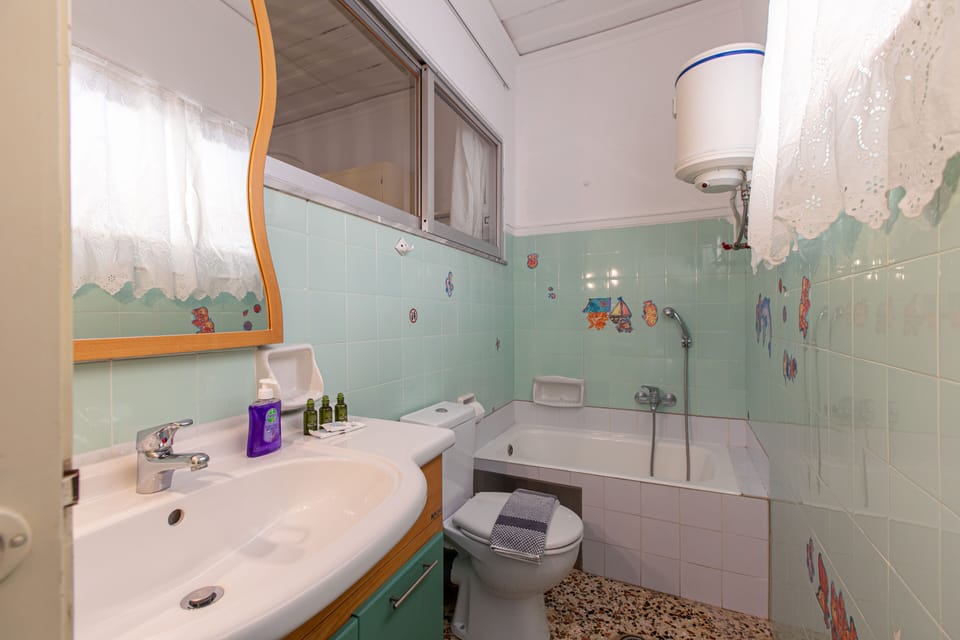 Traditional Apartment, Sea View | Bathroom | Bathtub, designer toiletries, hair dryer, slippers