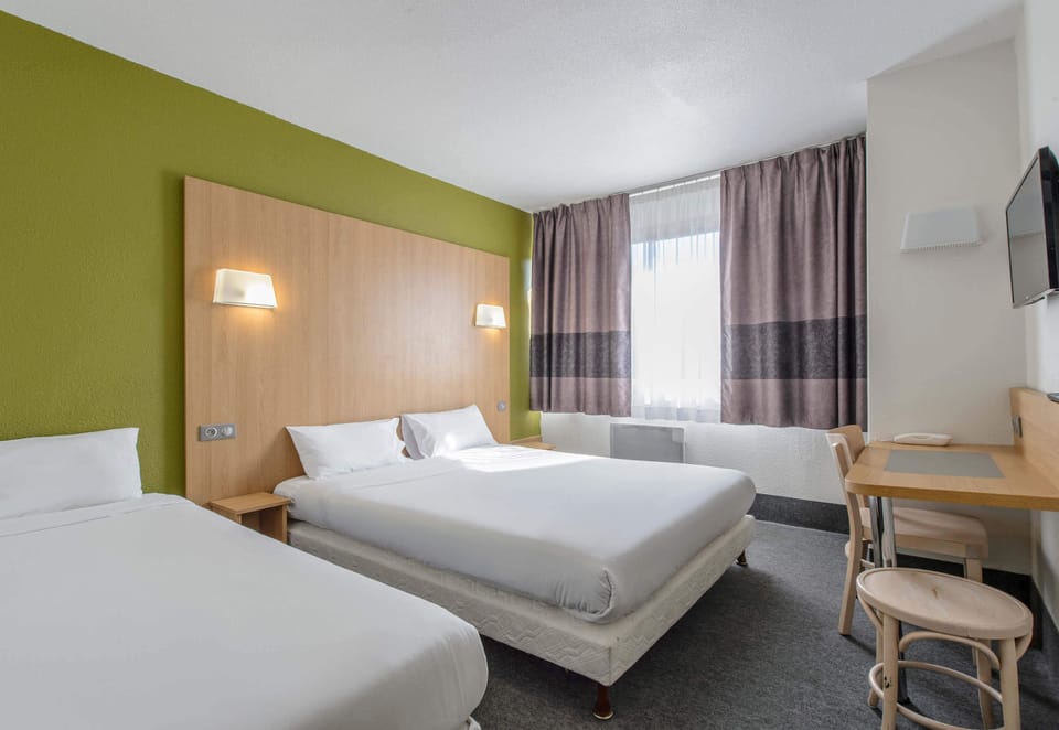 Triple Room, Non Smoking | Desk, laptop workspace, blackout drapes, soundproofing