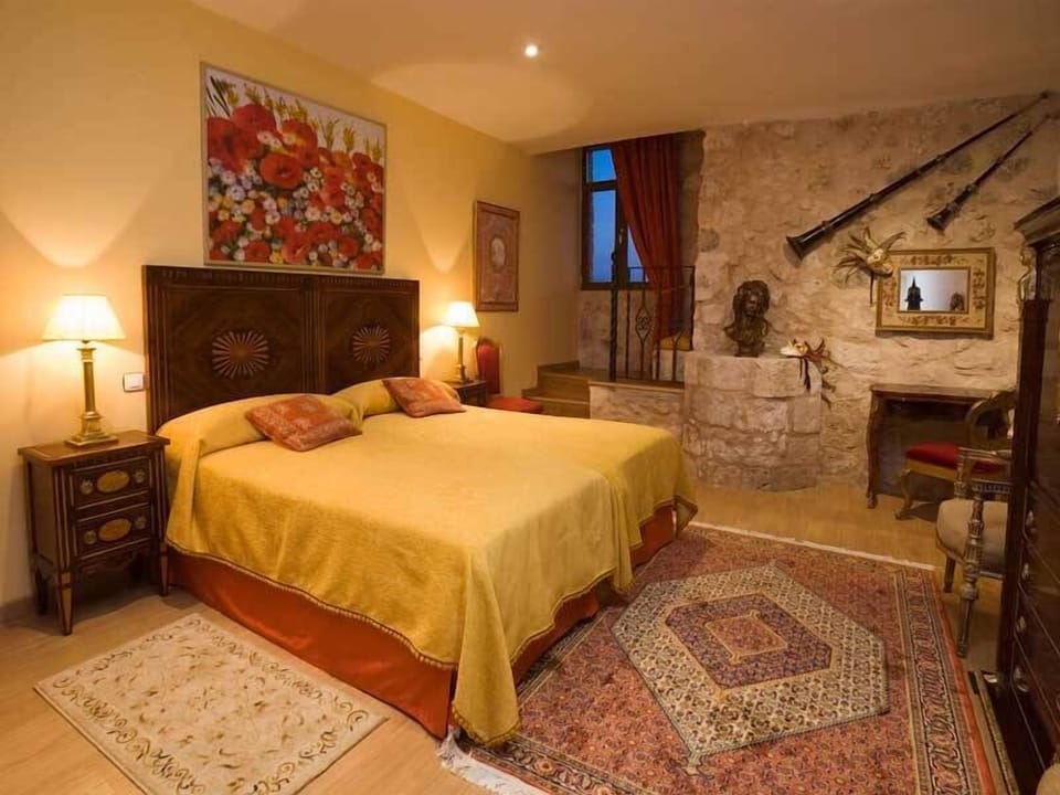 Superior Double Room | Minibar, in-room safe, individually decorated, individually furnished