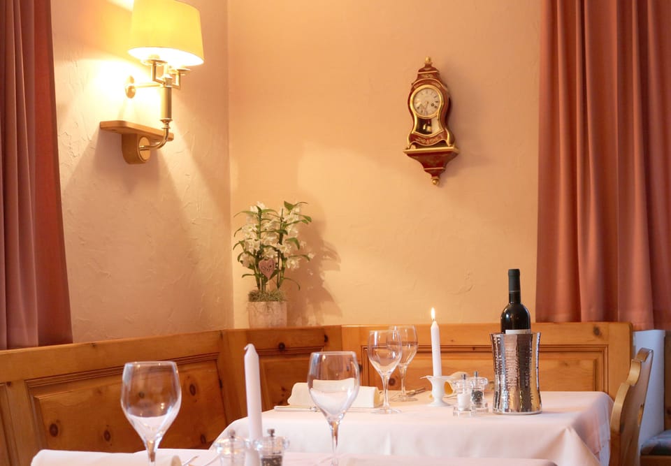 2 restaurants; lunch and dinner served