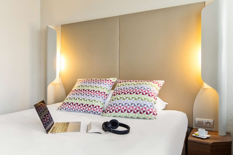 Premium bedding, desk, iron/ironing board, free cribs/infant beds