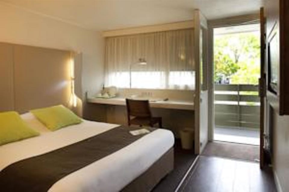 Standard Room, 1 Double Bed | Desk, blackout drapes, soundproofing, iron/ironing board