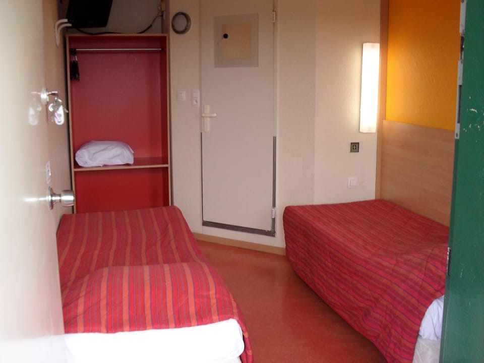 Standard Room, 2 Twin Beds | Desk, soundproofing, free WiFi, bed sheets