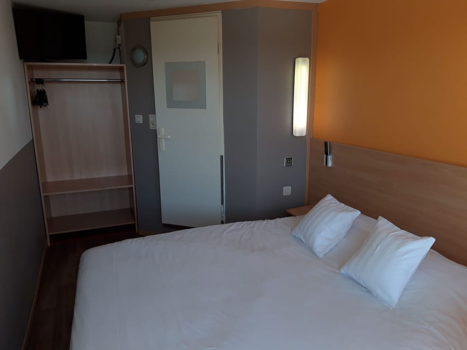 Standard Room, 1 Double Bed | Desk, soundproofing, free WiFi, bed sheets