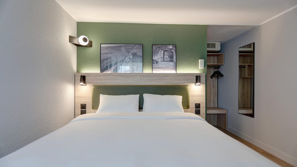 Standard Room, 1 Double Bed | Desk, soundproofing, iron/ironing board (on request), WiFi (free)