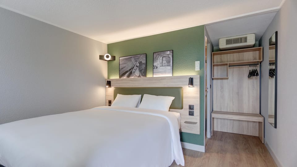 Standard Room, 1 Double Bed | Desk, soundproofing, iron/ironing board (on request), WiFi (free)