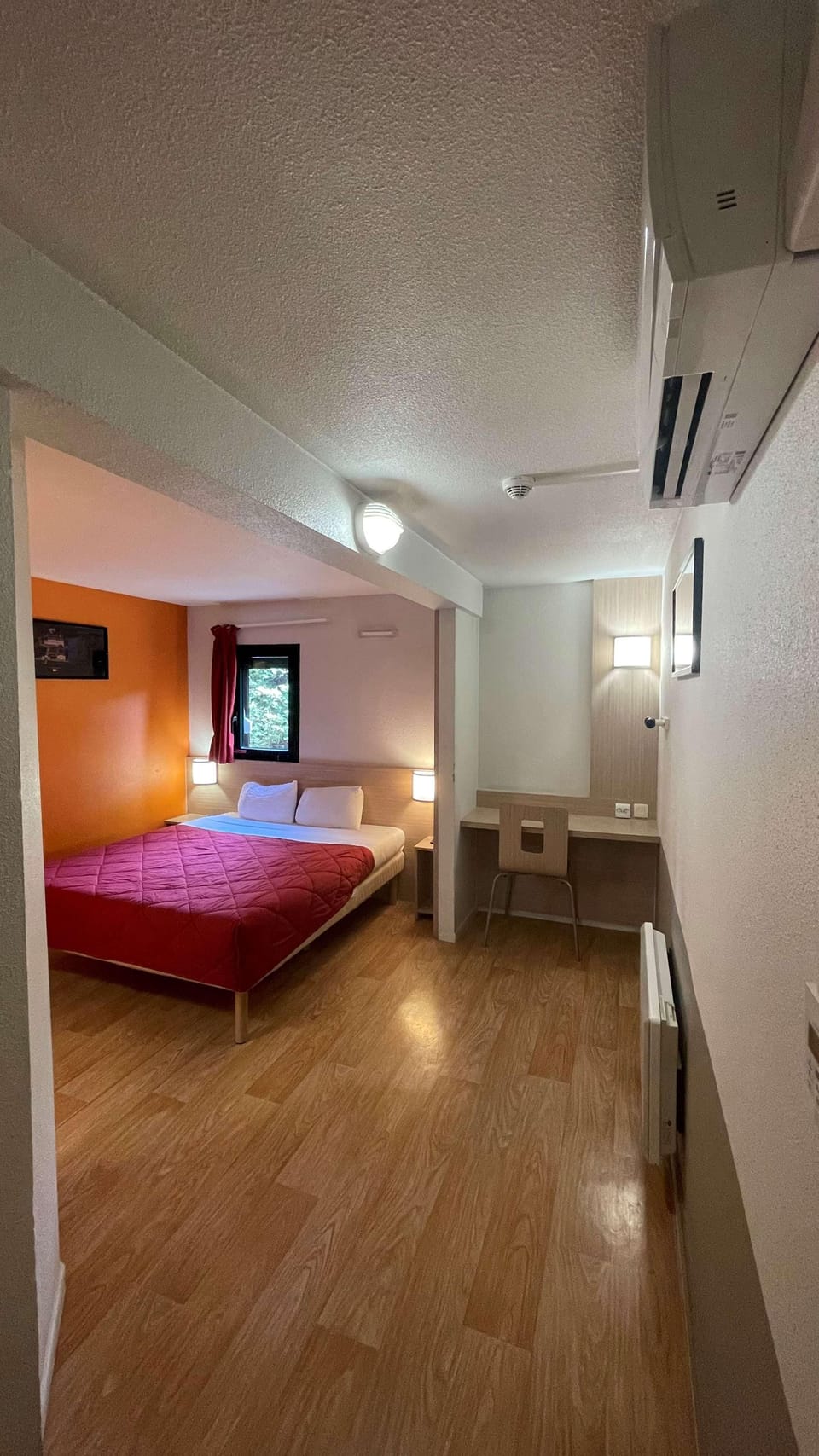 Desk, soundproofing, free WiFi, bed sheets