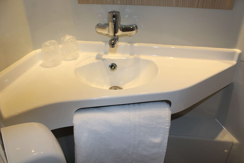 Shower, eco-friendly toiletries, towels