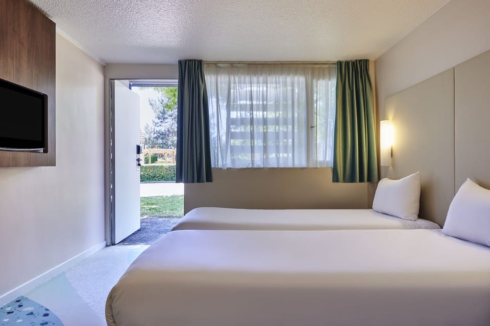 Room, 2 Twin Beds (Pop) | Desk, soundproofing, iron/ironing board (on request), WiFi (free)