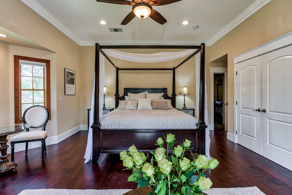 Royal Shasta Room | Premium bedding, pillowtop beds, soundproofing, iron/ironing board