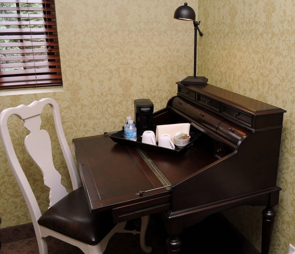 Signature Room, 1 King Bed | Free WiFi