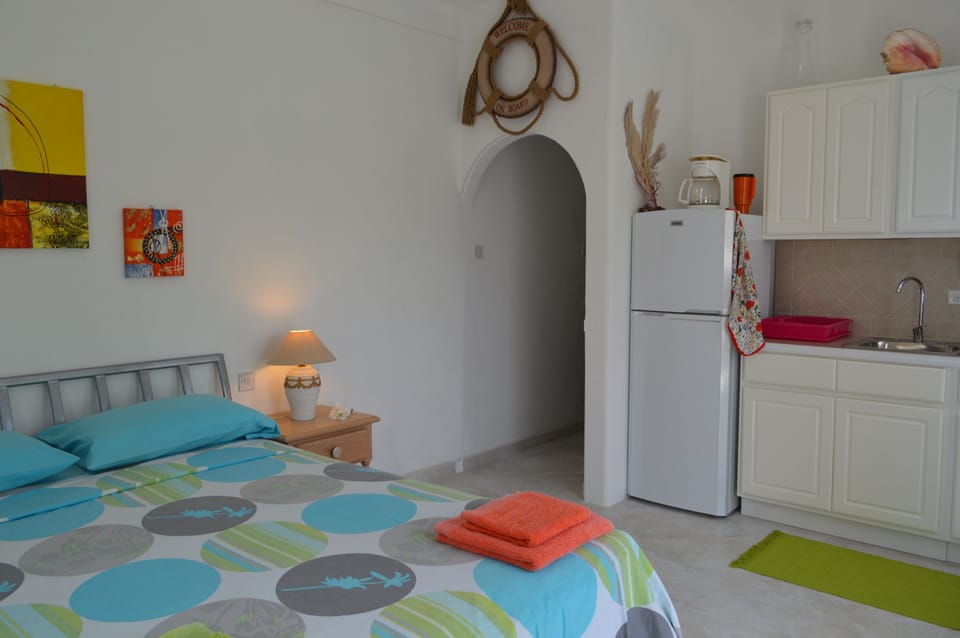 Studio, 1 Queen Bed, Garden View | Private kitchen | Full-size fridge, oven, stovetop, coffee/tea maker