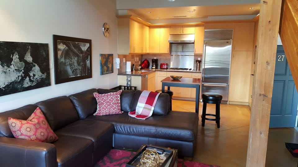 Executive Loft, 1 King Bed, Kitchen, City View | Living area | 60-inch flat-screen TV with cable channels, TV
