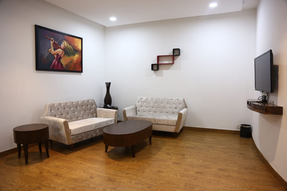 Suite, 1 King Bed, 2 Bathrooms, City View | Living room | 40-inch flat-screen TV with premium channels, TV