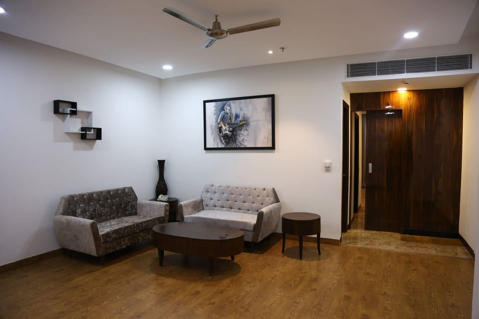 Suite, 1 King Bed, 2 Bathrooms, City View | Hypo-allergenic bedding available, minibar, in-room safe, desk