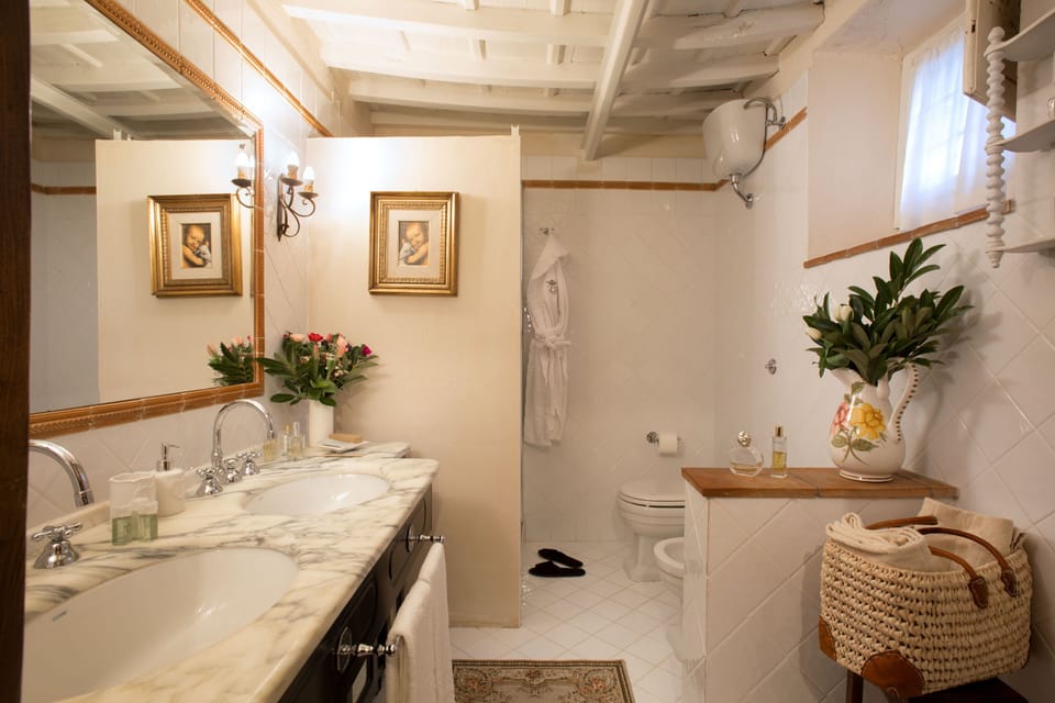 Exclusive Suite (Naldini) | Bathroom | Shower, rainfall showerhead, free toiletries, hair dryer