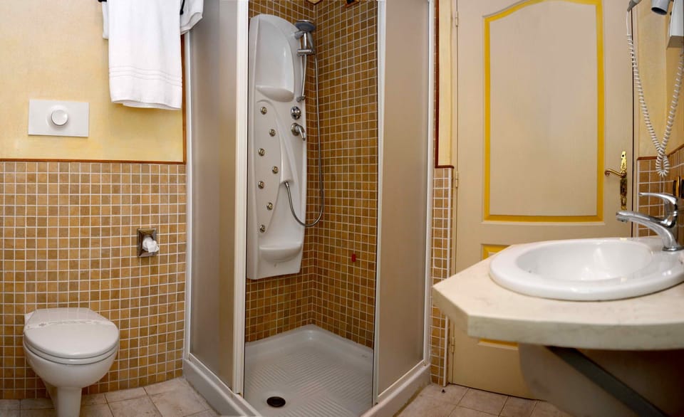 Double or Twin Room | Bathroom | Shower, towels