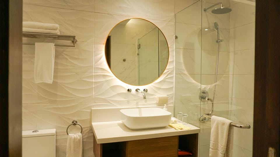 Family Room | Bathroom | Shower, free toiletries, hair dryer, bathrobes
