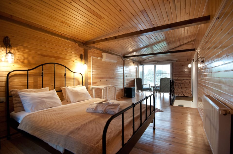Club Bungalow, 1 Queen Bed, River View | Minibar, free WiFi