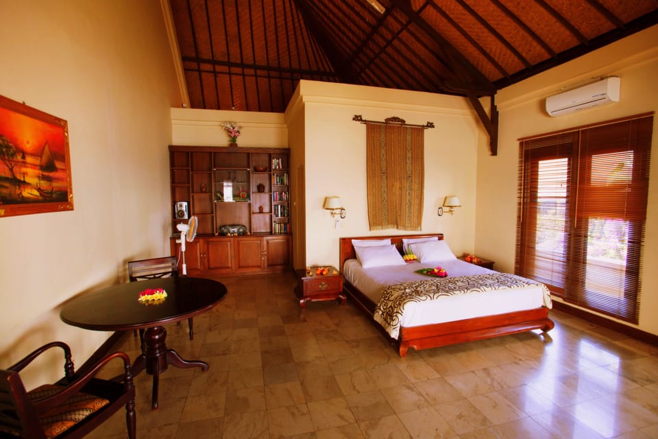 Suite, 1 King Bed, Sea View | Premium bedding, minibar, in-room safe, blackout drapes